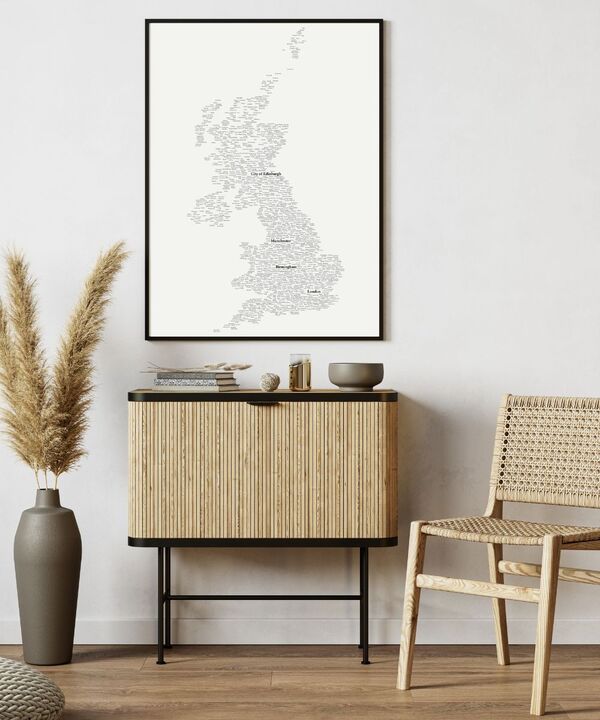 En typografisk plakat av Storbritannia over en trekommode.
