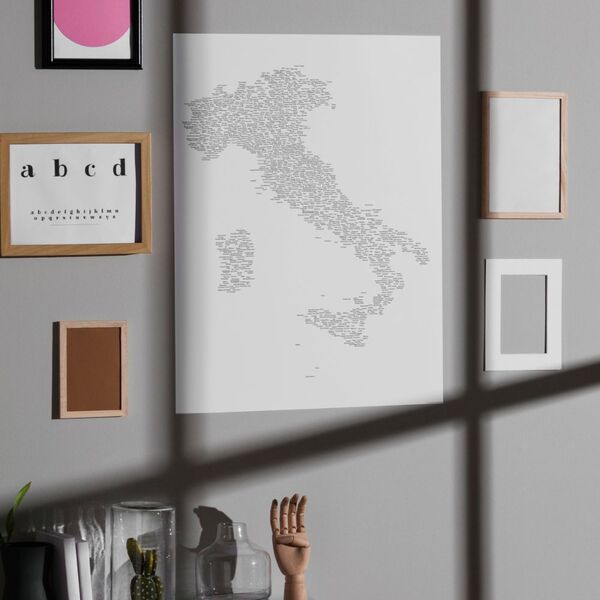 Tipografski plakat Italije prikazan izbliza među okvirima i ukrasnim predmetima, kao primjer izgleda proizvoda.