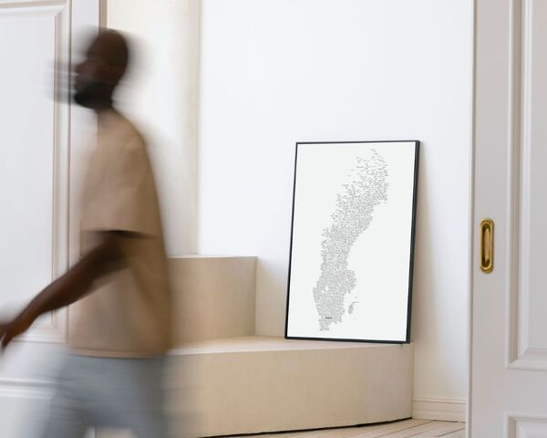 En typografisk Sverigekarta står i svart ram