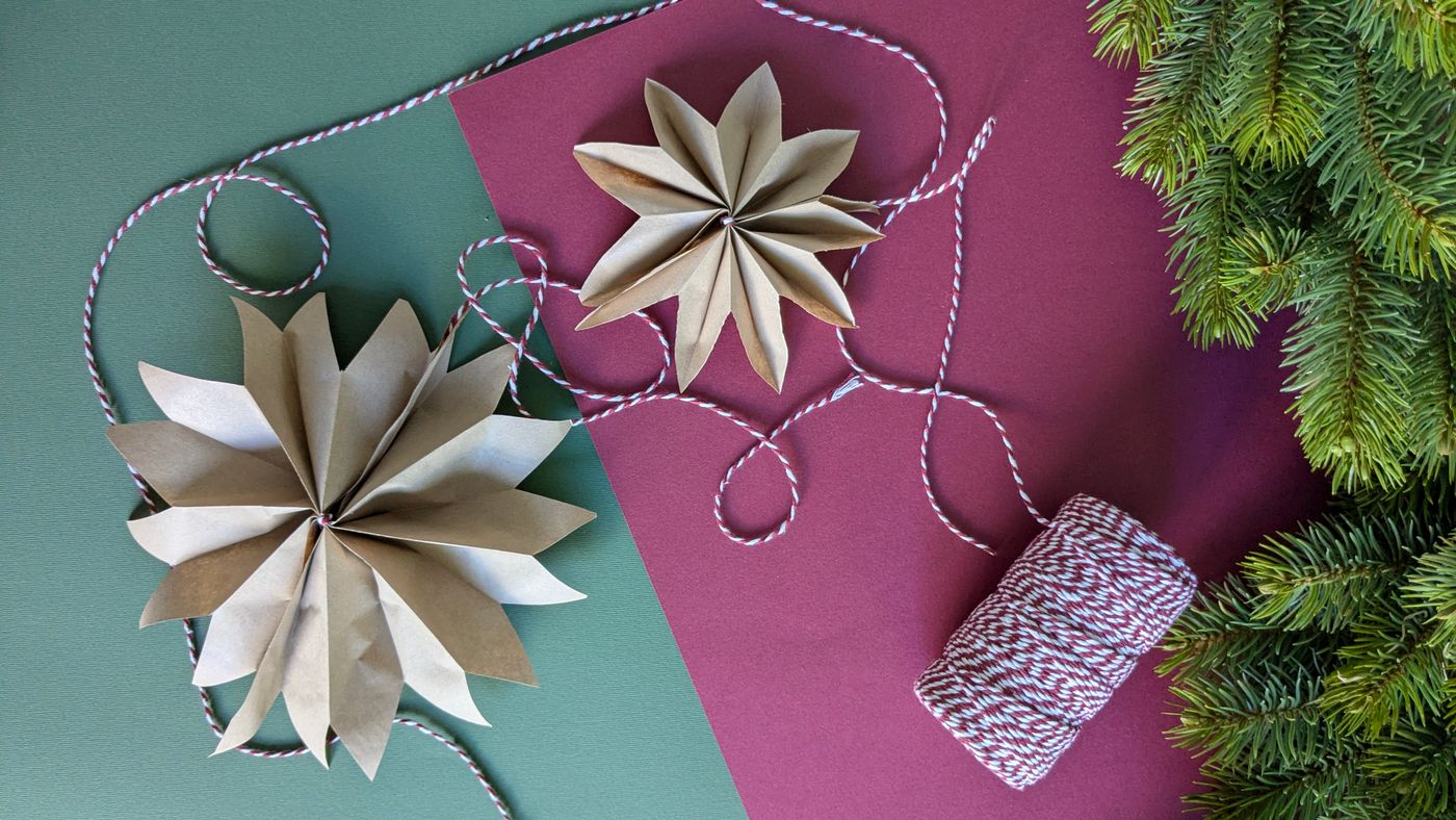 Stelle di carta e materiali per decorazioni natalizie